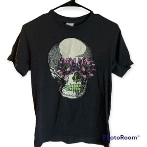 Skull Tshirt Gray Womens S Casual Flowers Edgy Unique botanical grey Streetwear